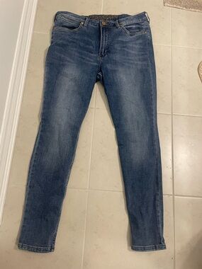 Wrangler Women's Straight Leg Jeans in Medium Blue Wash